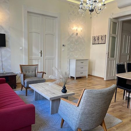 P9 By Small Home Budapest Esterno foto