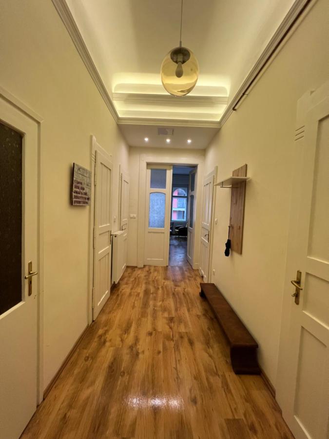 P9 By Small Home Budapest Esterno foto