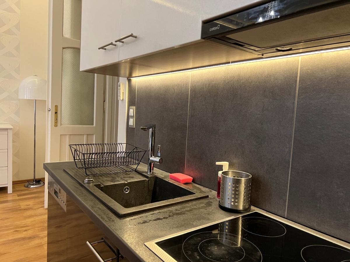 P9 By Small Home Budapest Esterno foto