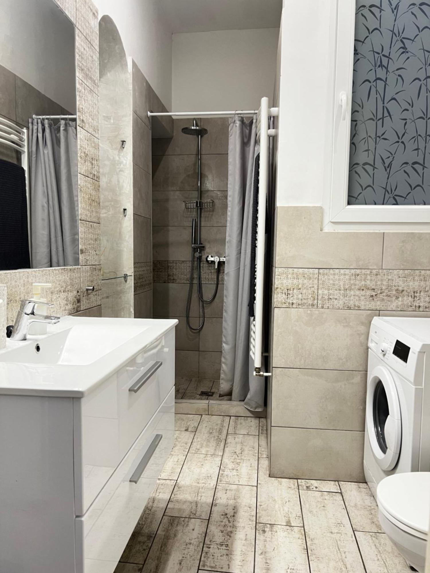 P9 By Small Home Budapest Esterno foto